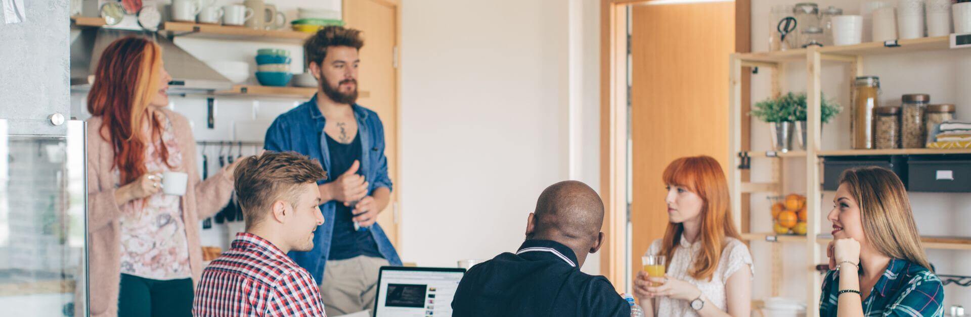 Espacio de coliving para jóvenes profesionales y estudiantes, con áreas comunes vibrantes y zonas privadas